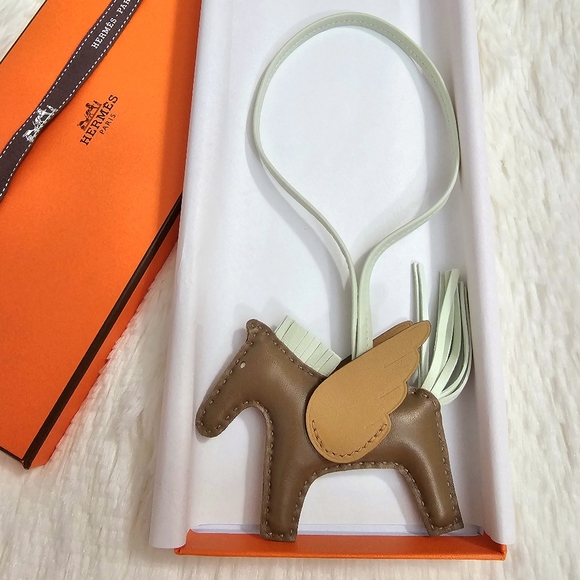 HERMES PEGASE PEGASUS Wing Rodeo Bag Charm Etoupe Vert Biscuit Authentic Sz. PM - Picture 3 of 5